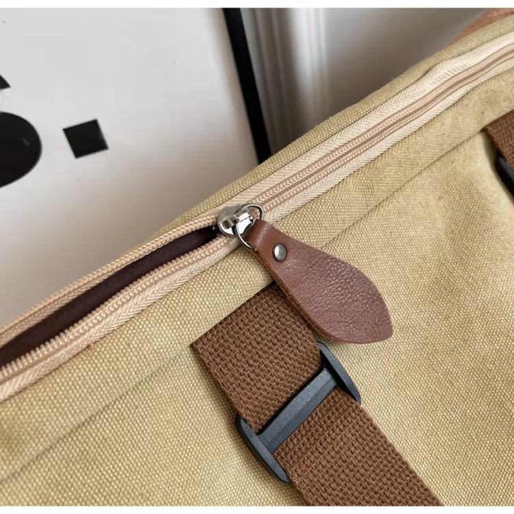 Borsa in tela beige con cerniera marrone e fibbia in metallo, design elegante e resistente, ideale per viaggi e uso quotidiano.
