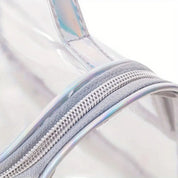Borsa trasparente in PVC con cerniera argentata, design moderno e minimalista, ideale per viaggi e uso quotidiano. Accessorio moda versatile.