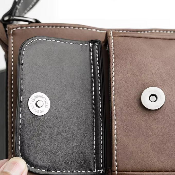Portafoglio in pelle marrone e nera aperto, con chiusura a bottone e cuciture bianche. Design elegante e funzionale per uomo o donna.