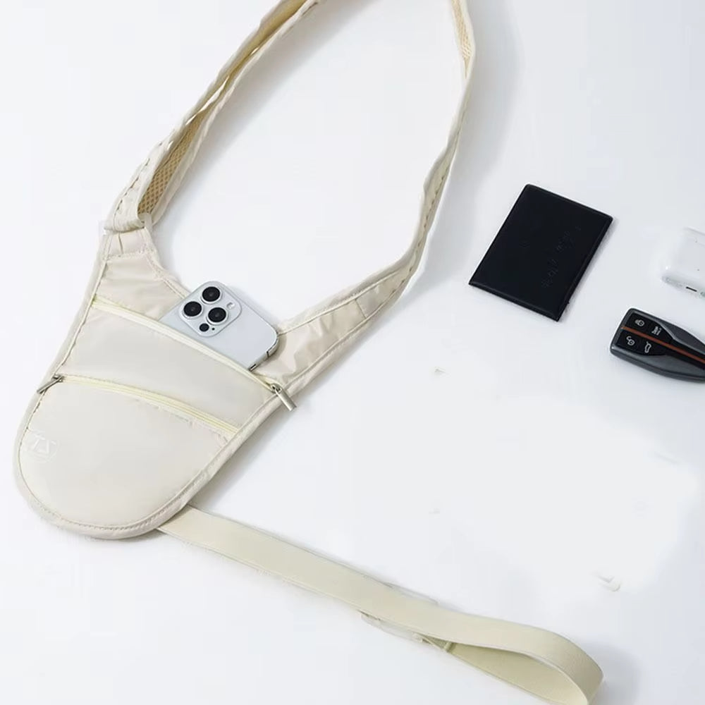 Marsupio a tracolla beige con smartphone in tasca, portafoglio nero e chiavi su sfondo bianco. Accessori moda pratici e funzionali per viaggi.
