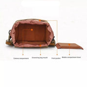 Borsa a tracolla beige aperta, con scomparti interni: fotocamera, tasca frontale, scomparto per cellulare. Design pratico e spazioso.