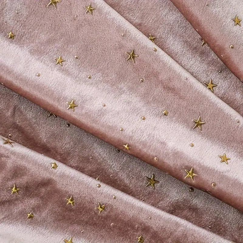 Tessuto velluto rosa con stelle dorate, ideale per arredamento e moda. Design elegante e moderno, perfetto per decorazioni e abbigliamento.