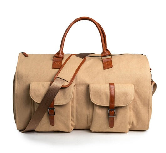 Borsone da viaggio beige in tela con manici e tracolla in pelle marrone, due tasche frontali con fibbie. Elegante e spazioso per viaggi brevi.