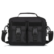 Borsa a tracolla nera in nylon con doppie tasche frontali, chiusure a fibbia, manico superiore e tracolla regolabile. Accessorio moda resistente.