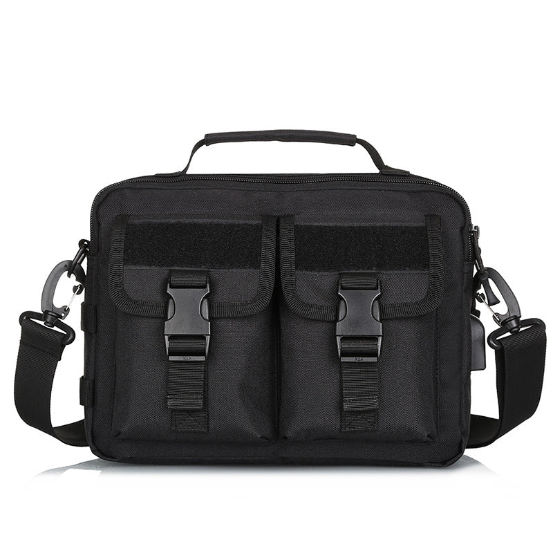 Borsa a tracolla nera in nylon con doppie tasche frontali, chiusure a fibbia, manico superiore e tracolla regolabile. Accessorio moda resistente.