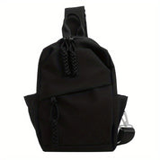 Zaino monospalla nero elegante, design moderno, con tasche multiple e cerniere robuste. Ideale per viaggi, scuola e uso quotidiano.