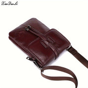 Borsa a tracolla in pelle marrone scuro, design elegante e compatto, con cerniera e tasca frontale. Accessorio moda uomo, stile casual.