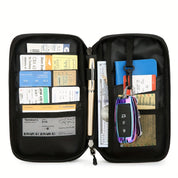 Custodia organizer da viaggio aperta con scomparti per carte, biglietti aerei, penna e portachiavi. Accessorio ideale per viaggiatori organizzati.