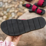 Suola di sandalo nero in gomma antiscivolo, design resistente, ideale per passeggiate all'aperto. Comfort e sicurezza per ogni passo.