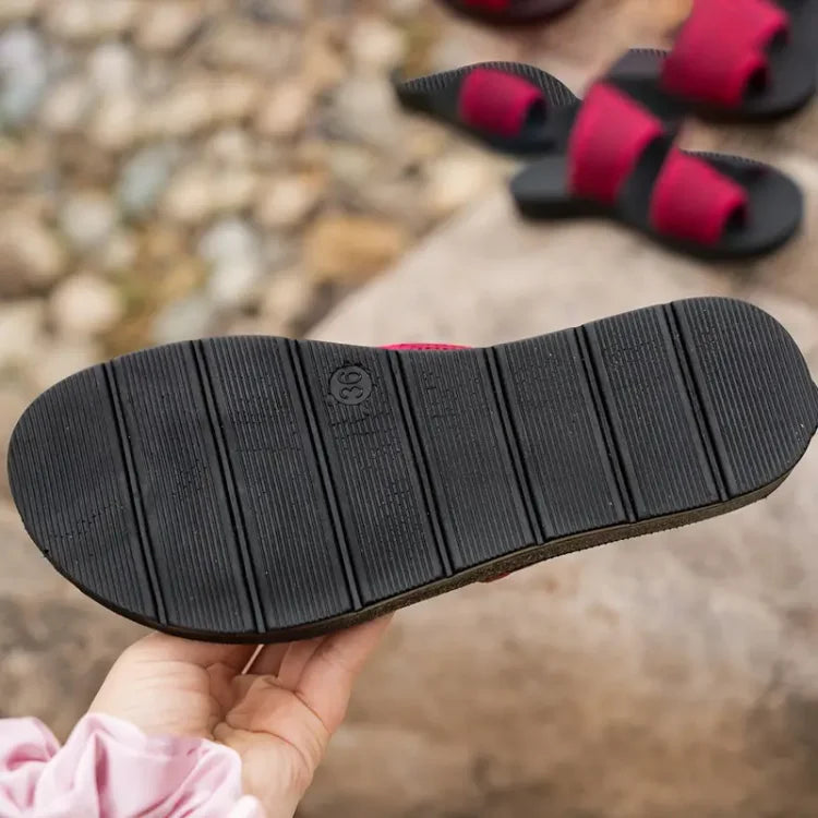 Suola di sandalo nero in gomma antiscivolo, design resistente, ideale per passeggiate all'aperto. Comfort e sicurezza per ogni passo.