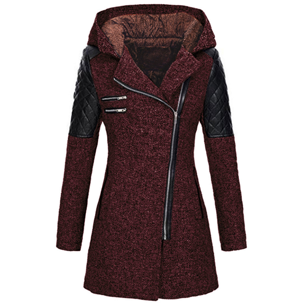 Cappotto donna invernale, rosso scuro, con cappuccio, maniche in ecopelle nera trapuntata, chiusura zip asimmetrica. Elegante e caldo.