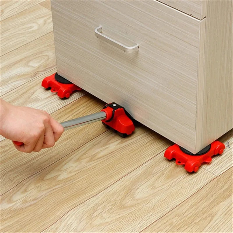 Carrello sposta mobili rosso sotto un mobile in legno chiaro su pavimento in legno. Strumento di sollevamento in uso. Accessorio per trasporto mobili.