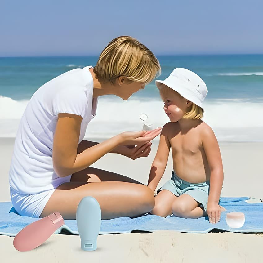 Madre e bambino sulla spiaggia con crema solare, mare sullo sfondo. Protezione solare, cura della pelle, estate, famiglia, sicurezza al sole.