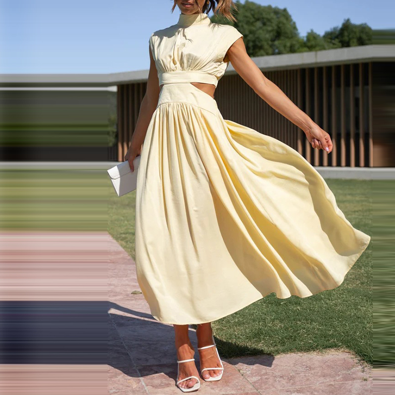 Abito lungo giallo elegante, donna in posa all'aperto, clutch bianca, sandali bianchi, moda estiva, abbigliamento femminile chic.