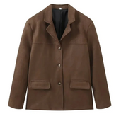 Giacca marrone da uomo in pelle scamosciata, design classico con bottoni, tasche frontali, ideale per look eleganti e casual.
