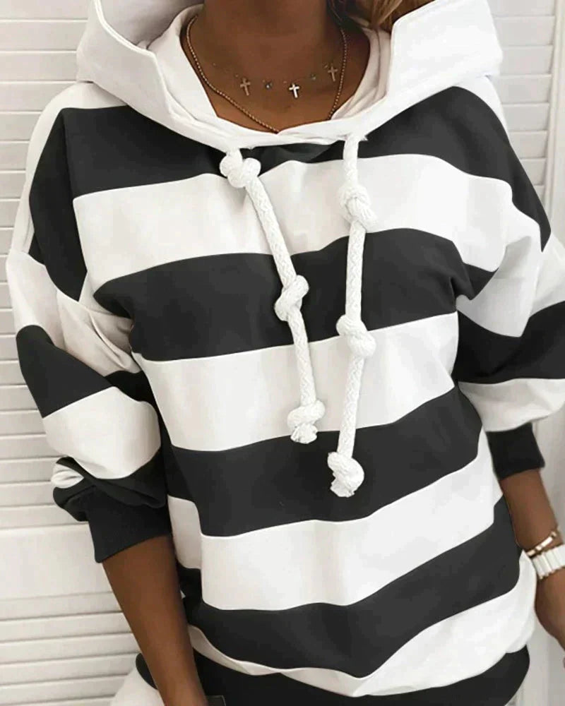 Felpa a righe bianche e nere con cappuccio e lacci, stile casual, moda donna, abbigliamento autunnale, tendenza streetwear.