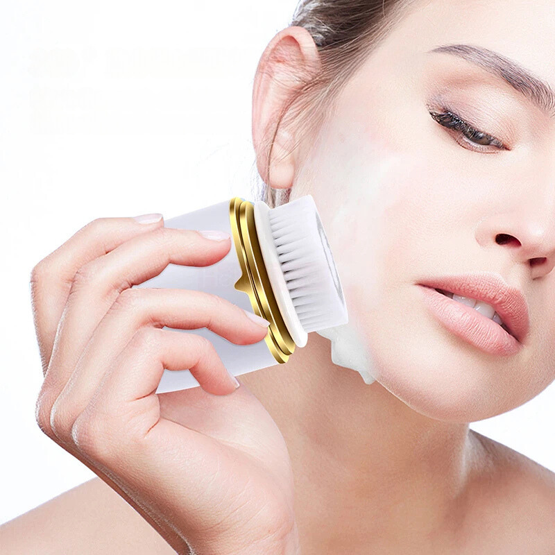 Donna utilizza spazzola elettrica per pulizia viso su pelle, esfoliante, cura della pelle, bellezza, skincare routine, dispositivo bellezza portatile.