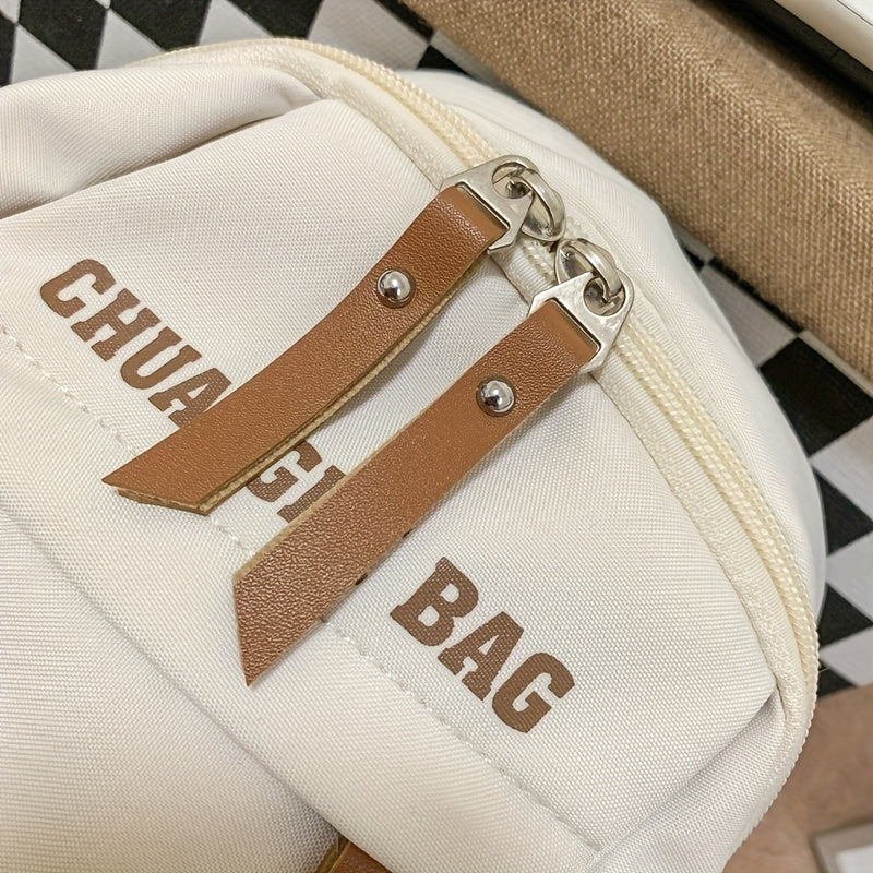 Zaino bianco in tessuto con cerniera doppia e tiralampo in pelle marrone, marchio "CHUANG" visibile. Design moderno, ideale per scuola o viaggio.