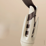 Arricciacapelli automatico bianco con ciocca di capelli castani, design moderno, tecnologia avanzata per styling capelli, ideale per ricci definiti.