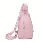 Zaino monospalla rosa in pelle con tracolla regolabile a motivo geometrico, tasca frontale con zip, design elegante e moderno per donna.