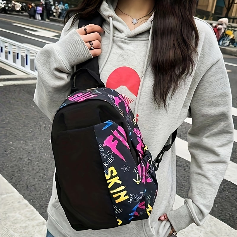 Donna con felpa grigia e zaino nero con graffiti colorati. Moda urbana, accessori streetwear, stile casual. Perfetto per giovani e studenti.