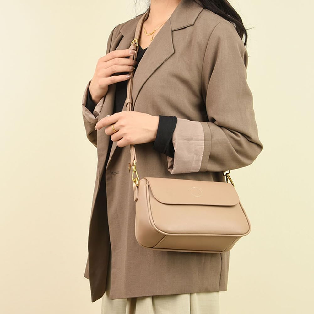 Donna con borsa a tracolla beige in pelle, indossa blazer marrone. Accessorio moda elegante, perfetto per look casual e formali.