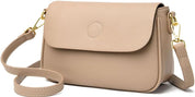 Borsa a tracolla beige in pelle sintetica con chiusura a patta, dettagli in metallo dorato, design elegante e minimalista.