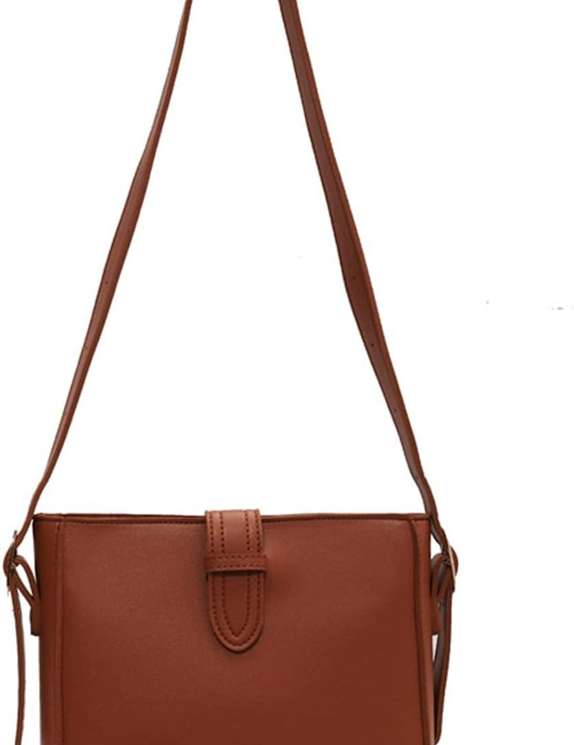 Borsa a tracolla in pelle marrone, design minimalista, chiusura a patta, ideale per moda donna, accessorio elegante e versatile.