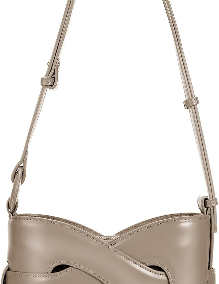Borsa a tracolla in pelle beige con design intrecciato, elegante e moderna. Accessorio di moda per donna, perfetto per ogni occasione.