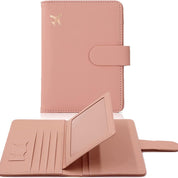 Portafoglio da viaggio rosa in pelle con chiusura a bottone, scomparti per carte, porta SIM e decorazione aereo dorato. Accessorio elegante e funzionale.