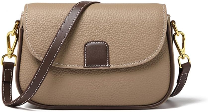 Borsa a tracolla in pelle beige con chiusura a patta, dettagli in pelle marrone e ganci dorati. Accessorio moda elegante e versatile.