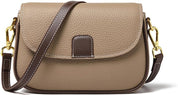 Borsa a tracolla in pelle beige con chiusura a patta, dettagli in pelle marrone e ganci dorati. Accessorio moda elegante e versatile.