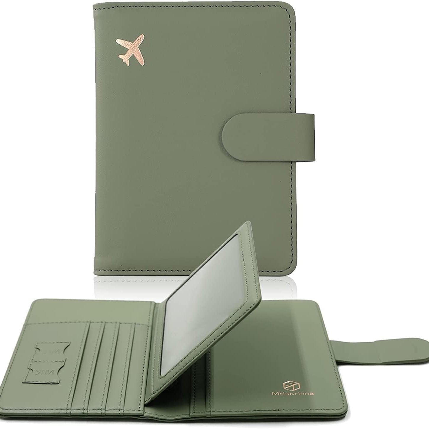 Portafoglio da viaggio verde in pelle con chiusura a bottone, logo aereo dorato, scomparti per carte e passaporto, design elegante e funzionale.
