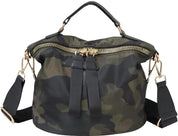 Borsa a tracolla mimetica verde e nera con cerniera dorata, manico superiore e dettagli in metallo dorato. Design elegante e funzionale.