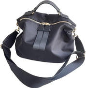 Borsa a tracolla nera in nylon con cerniera dorata, manico superiore e tracolla regolabile. Design elegante e spazioso per uso quotidiano.