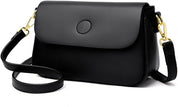 Borsa a tracolla nera in pelle sintetica, design elegante con chiusura magnetica, tracolla regolabile e dettagli in metallo dorato.