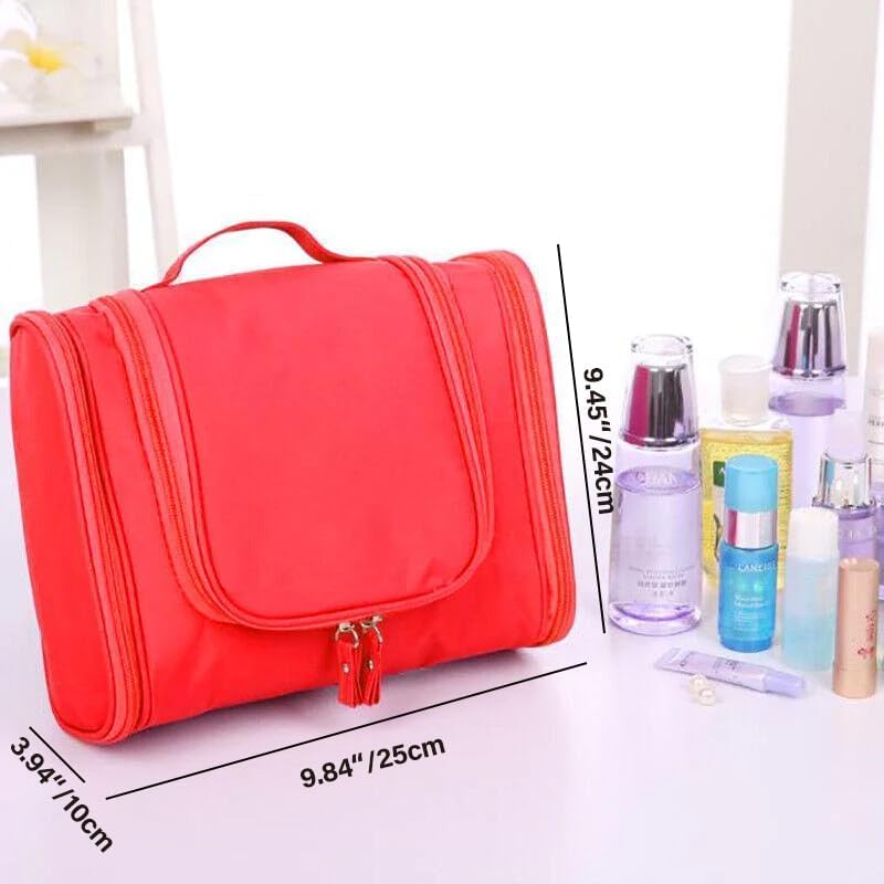 Borsa da viaggio rossa con zip, dimensioni 25x24x10 cm, accanto a flaconi di cosmetici. Organizer impermeabile per trucco e accessori.