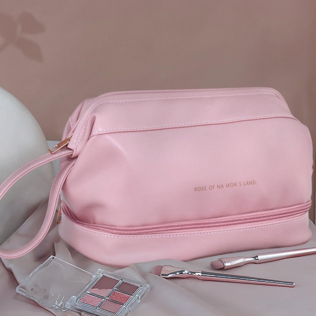 Borsa trucco rosa in pelle sintetica con cerniera, pennelli e palette ombretti. Elegante e spaziosa, ideale per organizzare cosmetici.