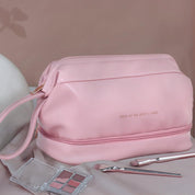 Borsa trucco rosa in pelle sintetica con cerniera, pennelli e palette ombretti. Elegante e spaziosa, ideale per organizzare cosmetici.