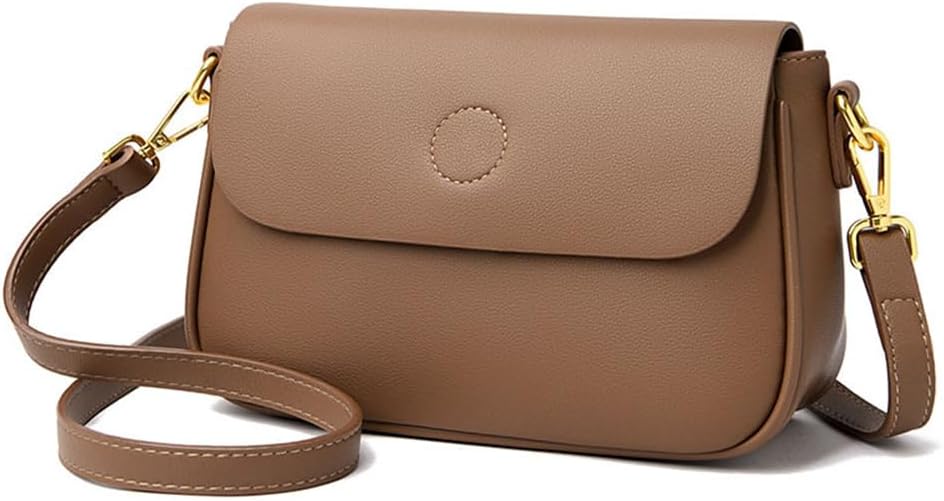 Borsa a tracolla in pelle marrone con chiusura a patta, dettagli in metallo dorato, design elegante e minimalista, ideale per moda donna.
