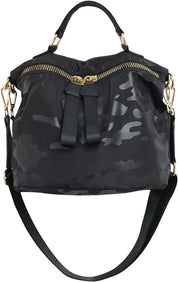 Borsa a tracolla nera con motivo mimetico, cerniere dorate e manico superiore. Design elegante e versatile per moda urbana.