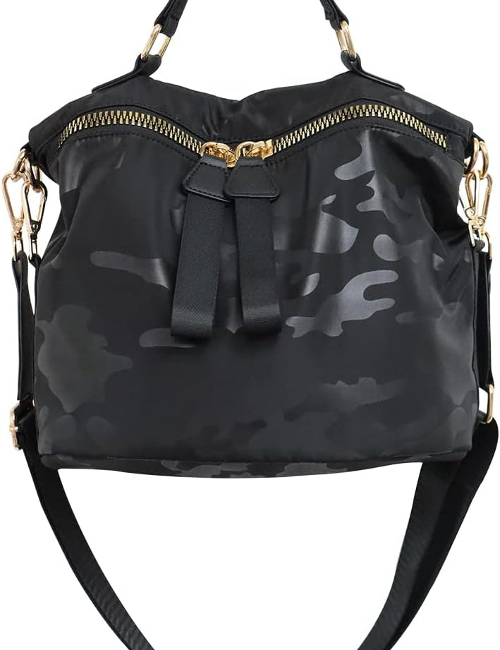 Borsa a tracolla nera con motivo mimetico, cerniere dorate e manico superiore. Design elegante e versatile per moda urbana.