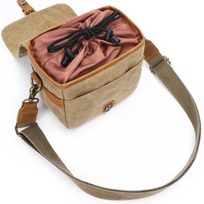 Borsa a tracolla in tela beige con chiusura a coulisse rosa, tracolla regolabile e dettagli in pelle. Design pratico e resistente per uso quotidiano.