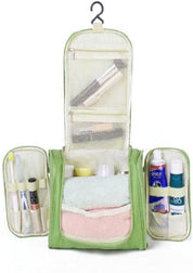 Borsa da toilette verde appesa aperta, con scomparti multipli contenenti articoli da bagno come spazzolino, dentifricio e asciugamani.