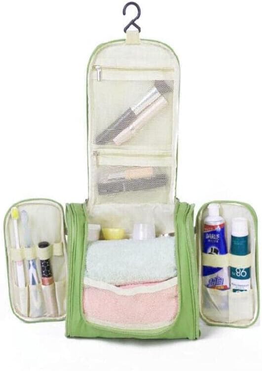 Borsa da toilette verde appesa aperta, con scomparti multipli contenenti articoli da bagno come spazzolino, dentifricio e asciugamani.
