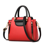 Borsa a mano donna in pelle rossa con dettagli neri, tracolla regolabile, chiusura zip dorata. Elegante e moderna, perfetta per ogni occasione.