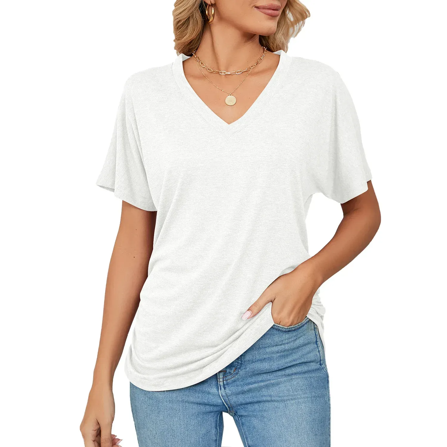 Donna con maglietta bianca a V, maniche corte, abbinata a jeans blu. Stile casual, moda femminile, abbigliamento estivo.