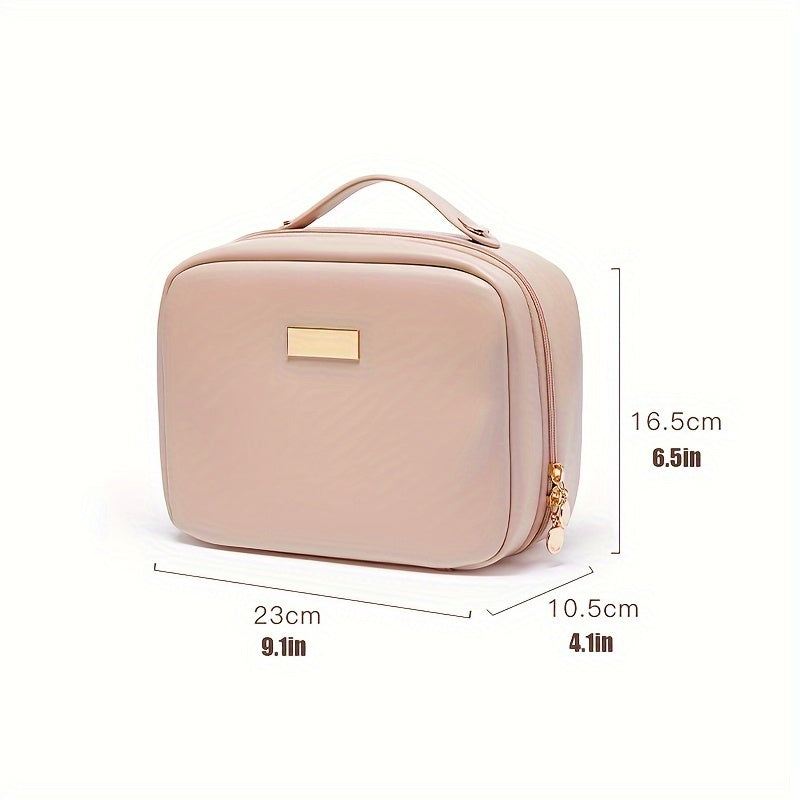 Borsa cosmetica beige con manico, chiusura a zip dorata, dimensioni 23x10.5x16.5 cm. Elegante e pratica per viaggi e organizzazione trucco.