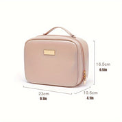 Borsa cosmetica beige con manico, chiusura a zip dorata, dimensioni 23x10.5x16.5 cm. Elegante e pratica per viaggi e organizzazione trucco.