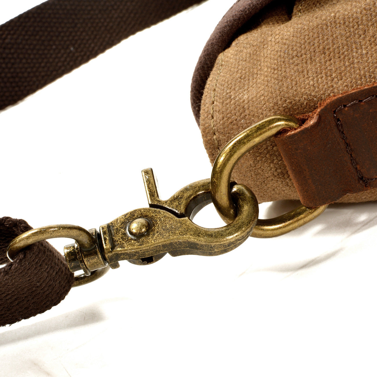Cinghia borsa in tela marrone con moschettone in ottone, dettaglio chiusura resistente. Accessorio moda uomo/donna, stile vintage.